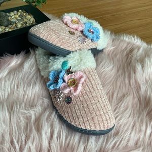 ISOTONER HOUSE SLIPPERS